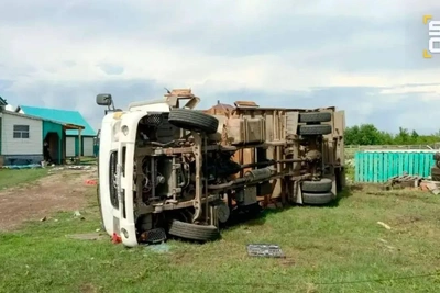 Торнадо в Башкирии повредило дом и грузовик, в Подмосковье наблюдали воронку