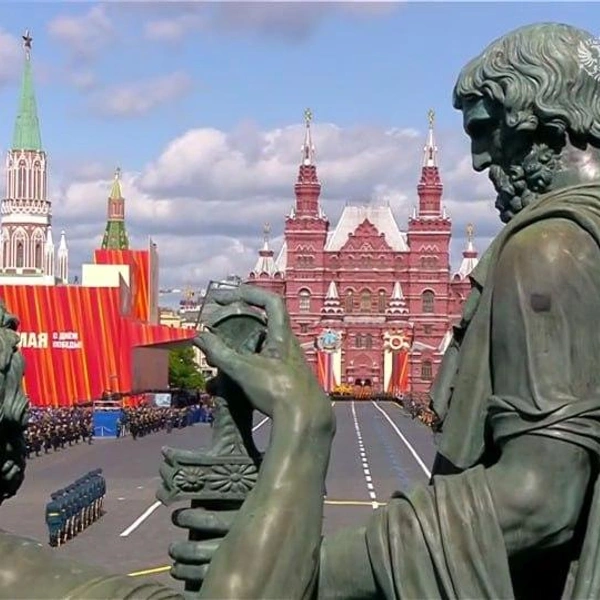В Москве начался парад Победы. Путин на трибуне с Си Цзиньпином | Источник: скриншот видео Кремль. Новости