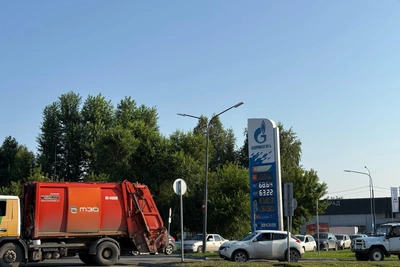 Водители в Тюмени стоят в очередях на заправках по полтора часа