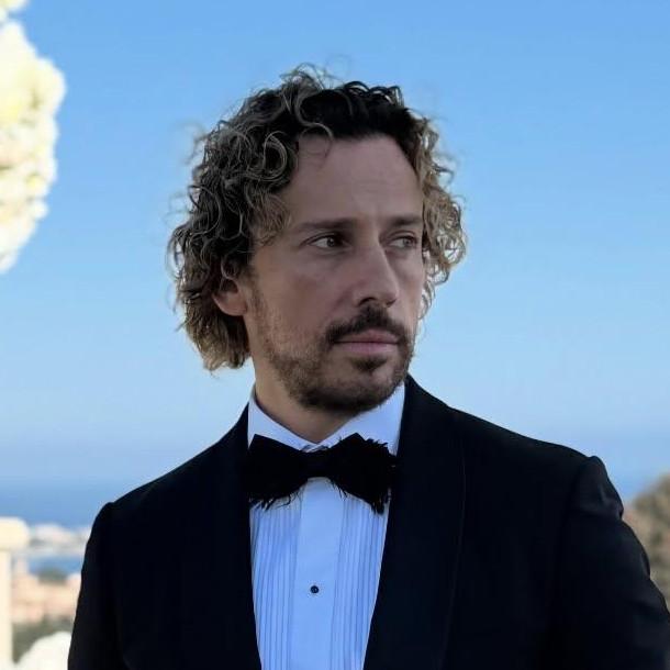 «Свадебное платье купила — вылетаю»: Максим Галкин* примерил образ жениха, чем взволновал публику