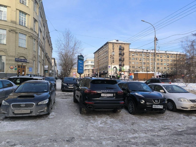 Водители Porsche любят парковаться у здания консерватории  | Источник: читатель НГС