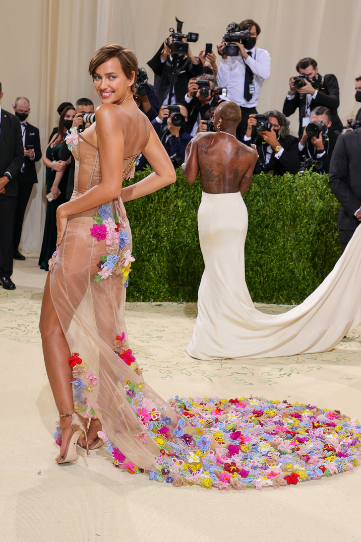 Только посмотрите на эту талию: Ирина Шейк в прозрачном платье Moschino, на котором распускаются цветы