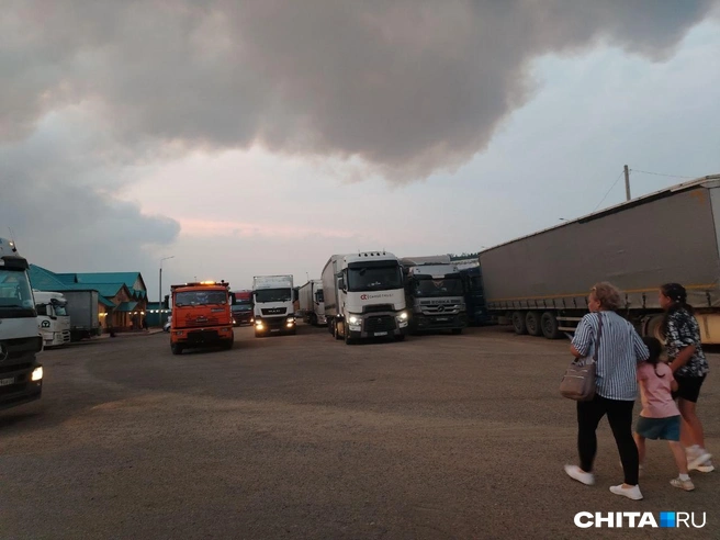 Полицию подняли по тревоге из-за пожара в Атамановке, федеральная трасса полностью закрыта | Источник: очевидец