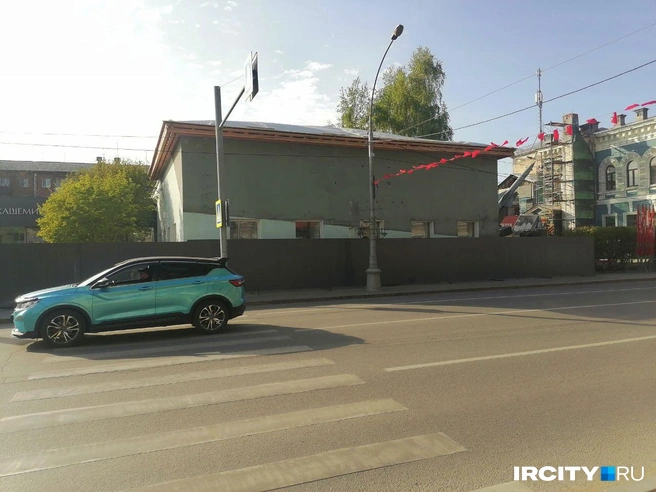 В Иркутске обнесли забором здание рядом с Домом офицеров. Рассказываем, кто это сделал и зачем | Источник: Зоя Кузнецова / IRCITY.RU