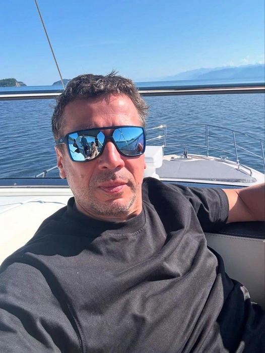 В этом путешествии Андрей Мерзликин поплавал на кораблике | Источник: @merzlikinandrey / instagram (экстремистская организация, деятельность запрещена на территории РФ)