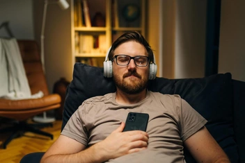 Два меломана из редакции Psychologies выбрали 10 лучших песен 2025 года и спорят о них