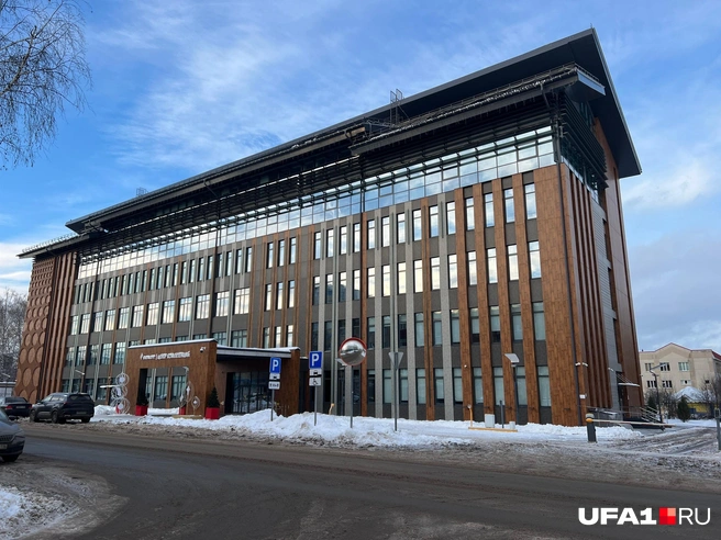 Огромное здание | Источник: Андрей Бирюков / UFA1.RU