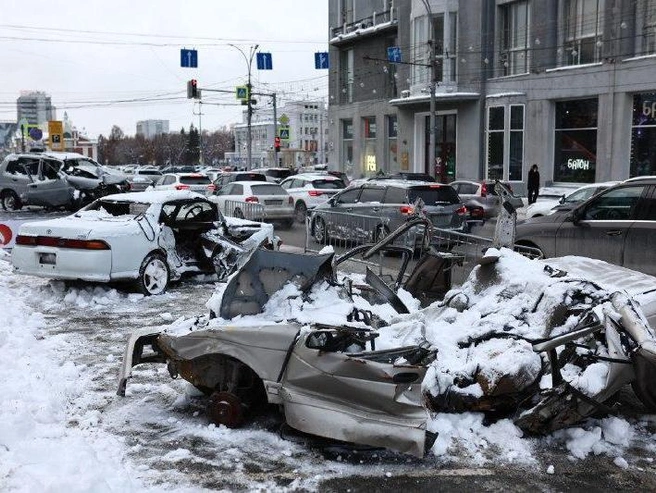 На парковке представлено восемь автомобилей | Источник: Александр Ощепков / NGS.RU