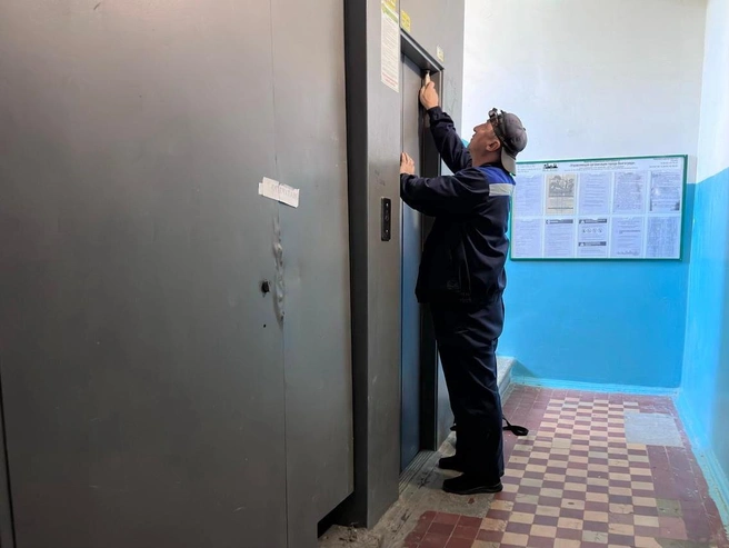 Лифтер не стал давать комментарии представителям СМИ | Источник: Алексей Волхонский / V1.RU