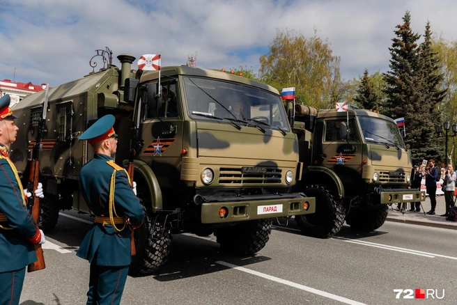 Несколько автомобилей на базе КАМАЗа. Они предназначены даже для того, чтобы солдаты при случае могли помыться  | Источник: Ирина Шарова / 72.RU 