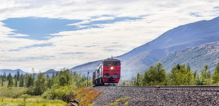 Поезд едет вдоль Уральских гор | Источник: darydd/Shutterstock/Fotodom.ru