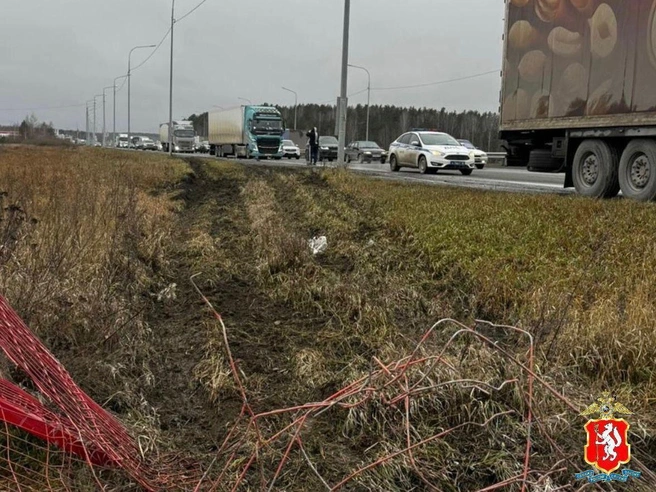 Грузовой автомобиль сначала съехал в кювет, затем врезался в припаркованные тяжеловозы | Источник: Госавтоинспекция Свердловской области 