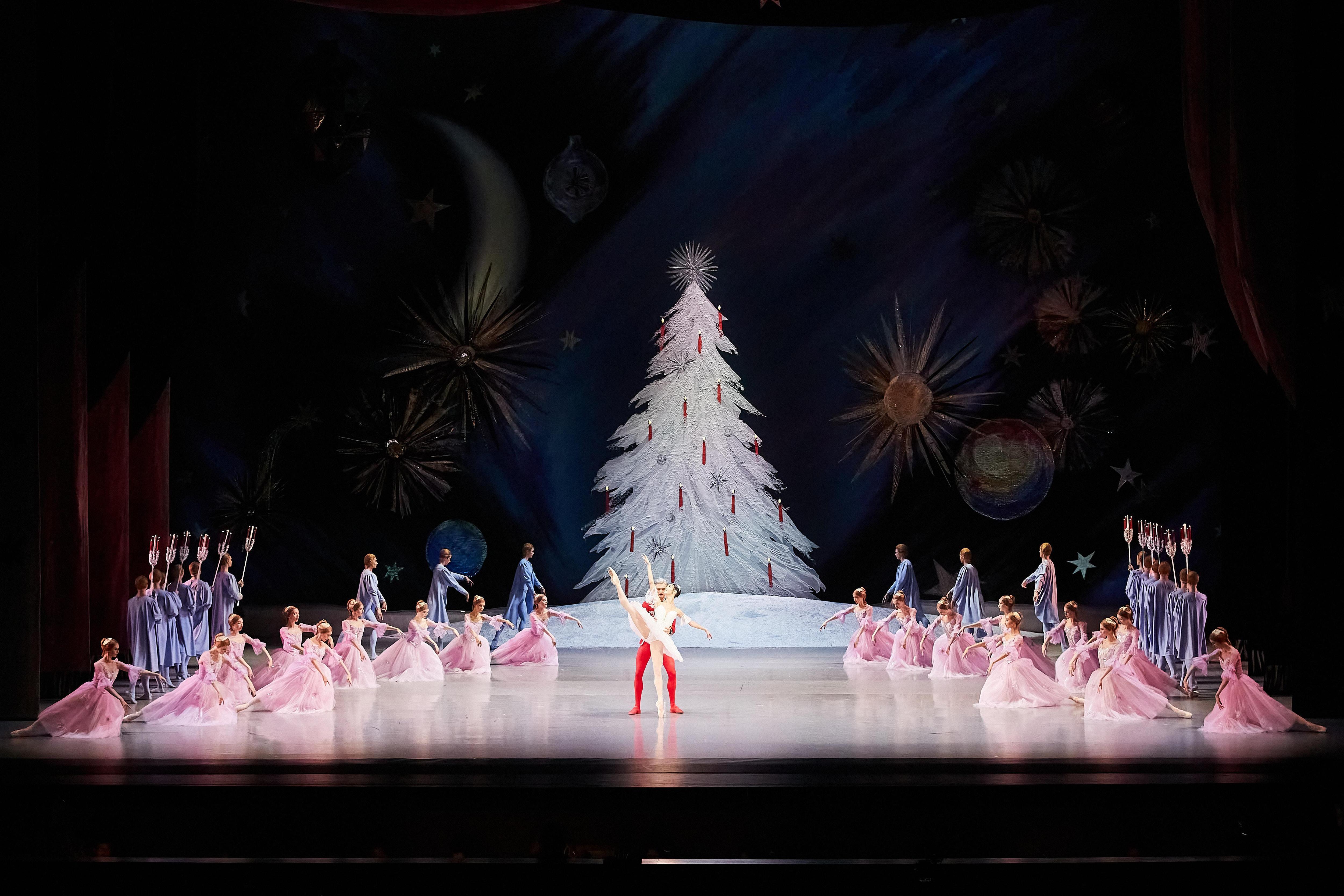 «Бутерброд не впечатлил»: бизнесмен в 40 лет впервые сходил на балет — что он отметил в театре