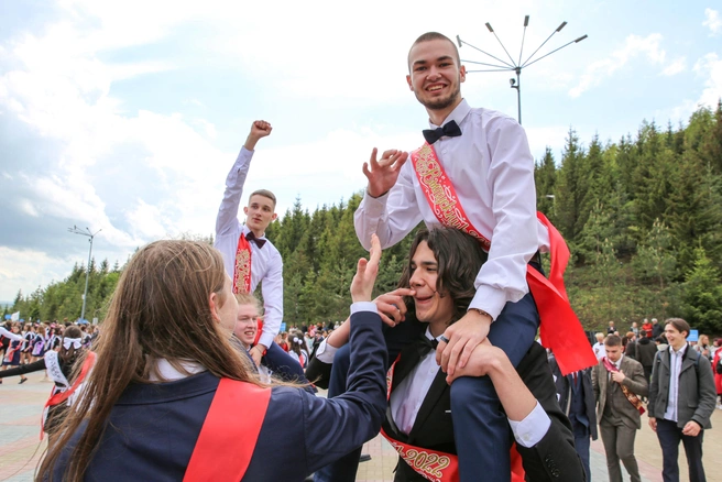 Молодые люди носили друг друга на плечах