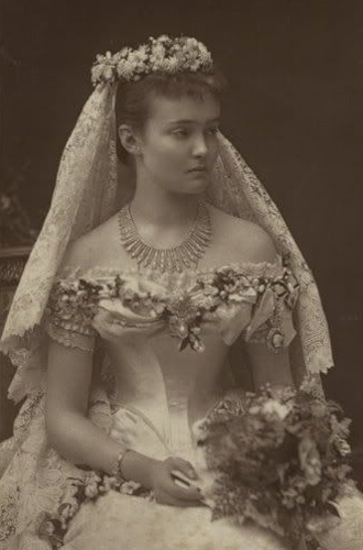 Принц Артур и принцесса Луиза Маргарита Прусская13 марта 1879 года в Часовне Св. Георгия сыграл свадьбу и третий сын Виктории, принц Артур, герцог Коннаутский и Стратернский. Избранницей молодого человека (несмотря на мягкие протесты матери) стала немецкая принцесса и внучатая племянница германского императора Вильгельма I Луиза Маргарита. Свадьба получилась по-королевски роскошной: с дорогими подарками, августейшими гостями и с ослепительным платьем невесты, украшенным живыми цветами.