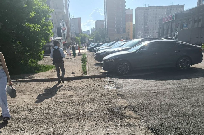 Дорогу и парковки в 2025 году привели в порядок | Источник: Читатель НГС