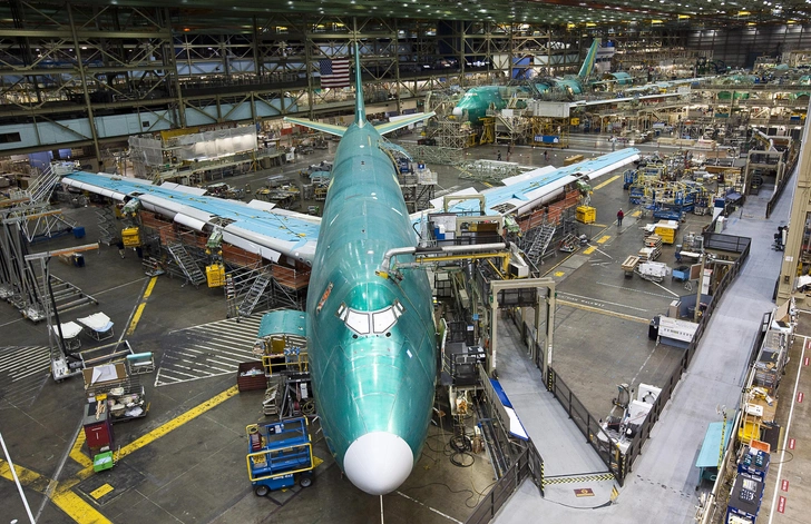 Самолеты Boeing 747-8 собираются на заводе компании 8 февраля 2009 года в Пейн-Филде. Эверетт, штат Вашингтон  | Источник: Getty Images