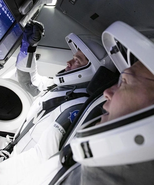Астронавты NASA и SpaceX впервые будут использовать для управления кораблем не физические кнопки, а сенсоры (видео)