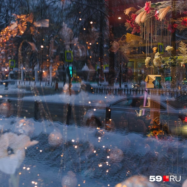 С улицы можно разглядеть и внутреннюю часть магазина | Источник: Тимофей Калмаков / 59.RU