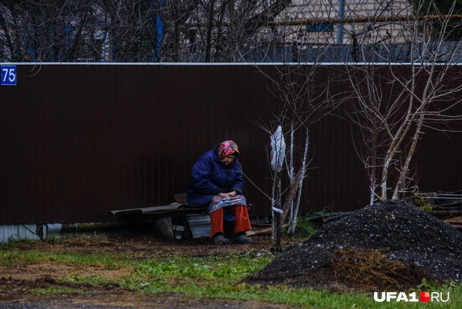 Сельская жительница на скамейке — всё как положено | Источник: Булат Салихов / UFA1.RU