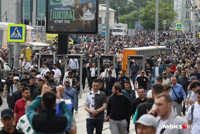 После намаза верующие направились по Олимпийскому проспекту | Источник: Артем Устюжанин / MSK1.RU