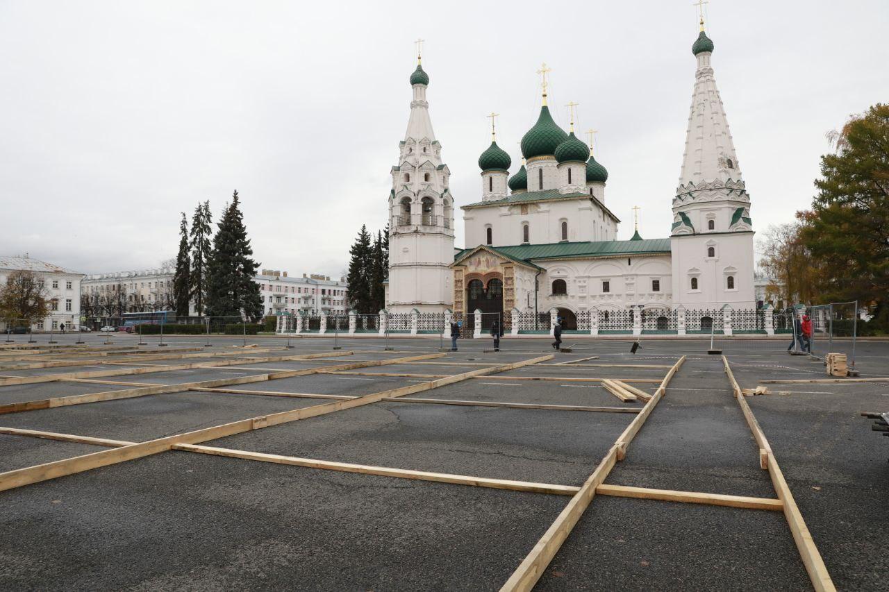 В Ярославле приступили к монтажу зимнего катка в центре. Фото