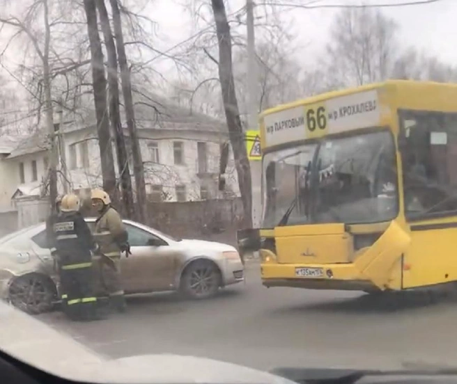 На место аварии приезжали спасатели | Источник: ЧП ДТП Пермь / Vk.com