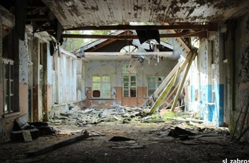 Кадры заброшенного лагеря «Юность» | Источник: sl zabros, MAKAROVVV / Wikimapia.org