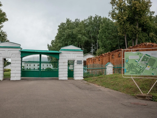 У входа установлена карта усадьбы, помогающая посетителям ориентироваться и выбирать маршрут для прогулки. | Источник: Александр Куренной / 76.RU