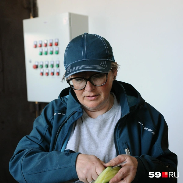 Екатерина нарезает огурец небольшими кусочками | Источник: Ирина Тропина / 59.RU