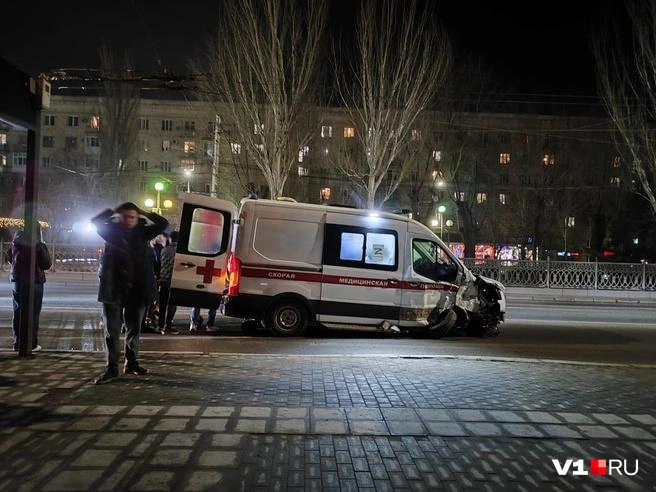 Перевозившая пациента с сердечным приступом скорая попала в аварию на перекрестке проспекта Ленина и Порт-Саида | Источник: читатели V1.RU