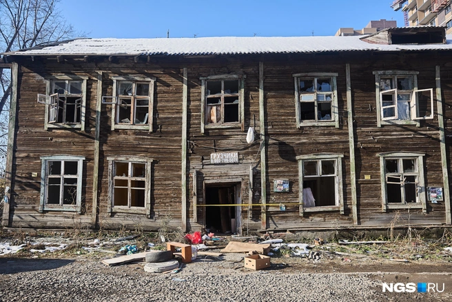 По словам соседей, кто-то пытался поджечь расселённый дом | Источник: Александр Ощепков / NGS.RU