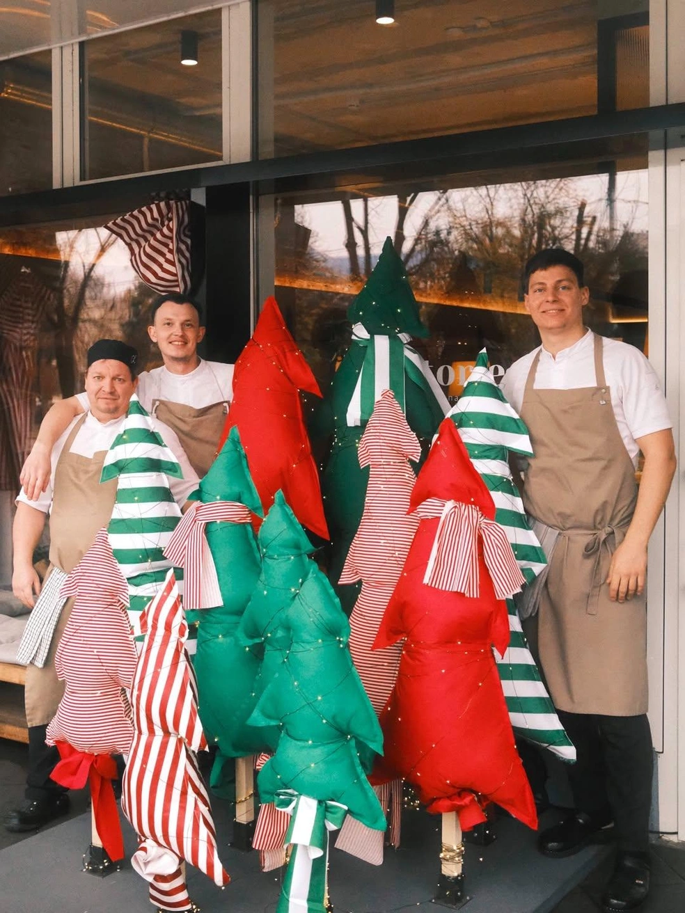 Заведение украсили к Новому году  | Источник: pastoriepasta / instagram (экстремистская организация, деятельность запрещена на территории РФ)