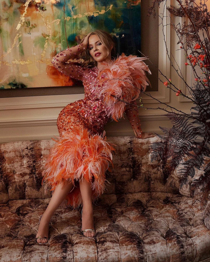 Птица феникс: Кайли Миноуг в волшебном платье с перьями и стразами