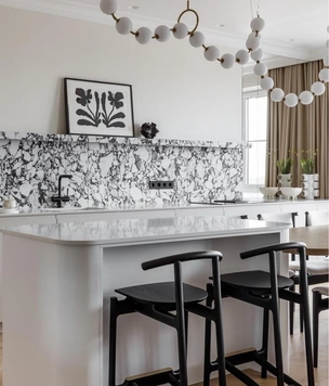 Акцентный камень и динамичный декор: квартира 126 м² в Москве