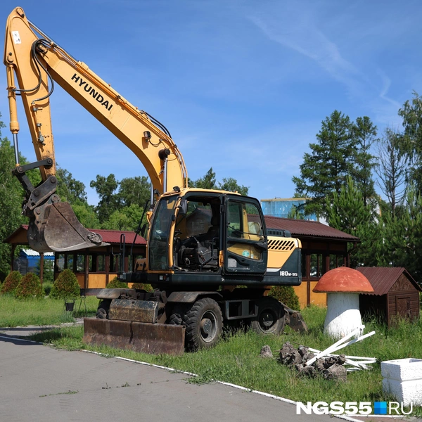 Грейдер сносит здания | Источник: Евгений Софийчук / NGS55.RU