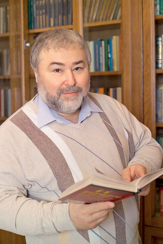 Вадим Петровский – доктор психологических наук, профессор, транзактный аналитик, научный редактор книг Эрика Берна «Транзактный анализ в психотерапии» и «Групповая психотерапия» (Академический проект, 2001, 2004).