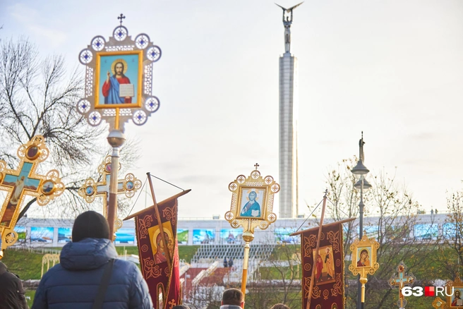 Хоругвеносцы эффектно смотрятся на фоне монумента Славы | Источник: Роман Данилкин / 63.RU