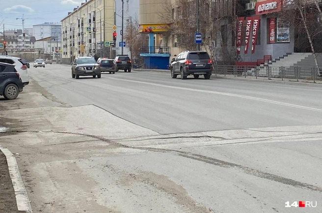 Здесь дорога вспучилась буквально в трех шагах от здания Государственного собрания Ил Тумэн. Но, видимо, всем норм, а не стрем | Источник: Надежда Ефимова / 14.RU