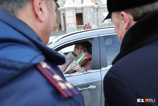 Букеты вручали начальник городской госавтоинспекции и мэр | Источник: Елена Ельцова / E1.RU