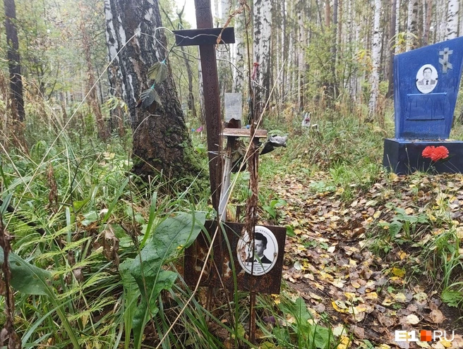 На некоторых могилах даже устанавливают новые памятнкии | Источник: Анастасия Никифорова / E1.RU