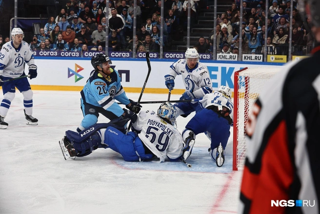 Между игроками «Сибири» и «Динамо» сегодня велась настоящая борьба | Источник: Александр Ощепков / NGS.RU