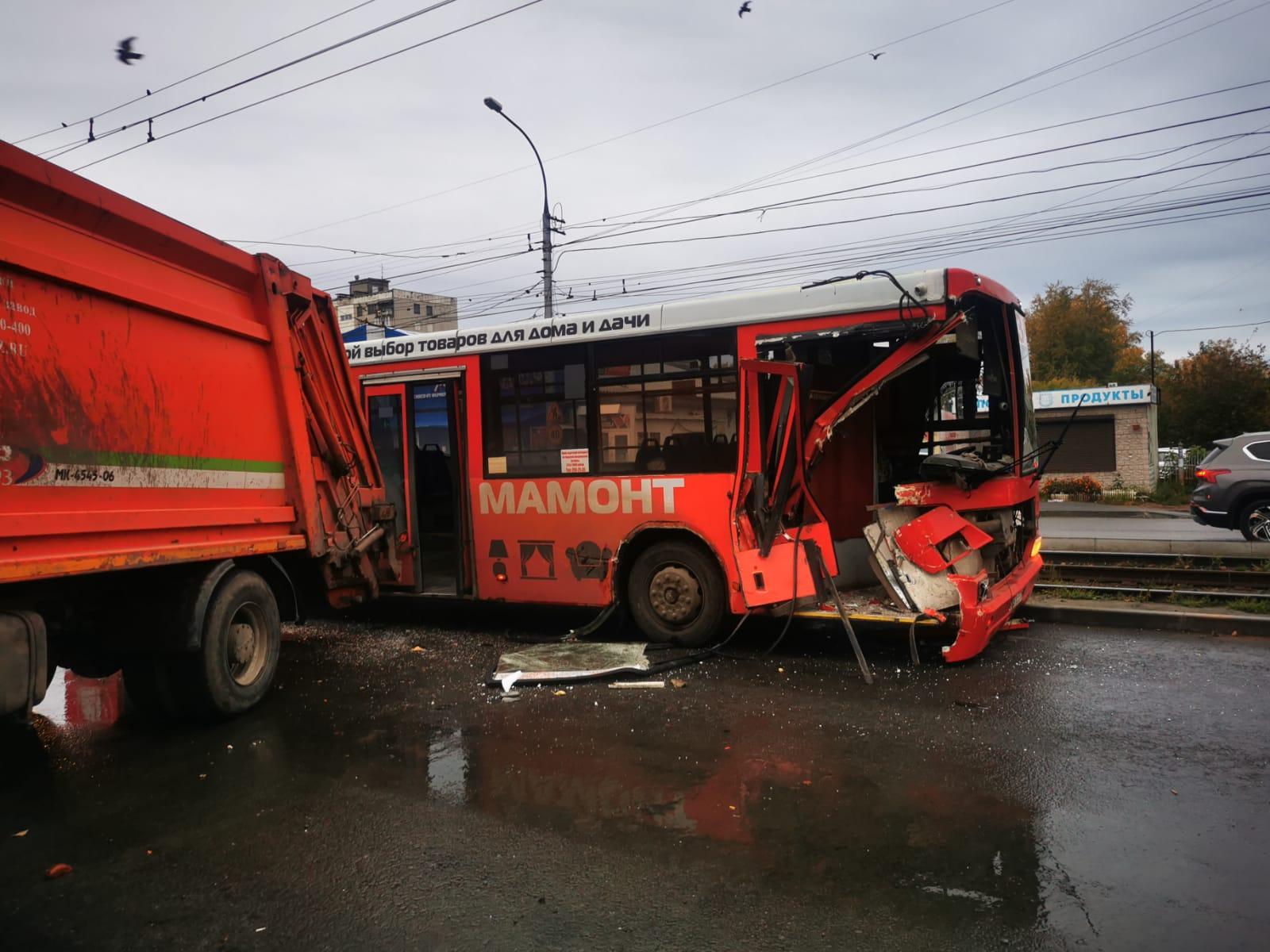 Стали известны подробности ДТП с мусоровозом и автобусом № 39 в  Новосибирске - 28 сентября 2023 - НГС.ру