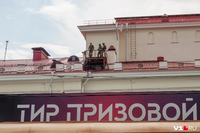 Еще одна крыша, которую покорили зрители парада — крыша НЭТа | Источник: Константин Завриков / V1.RU