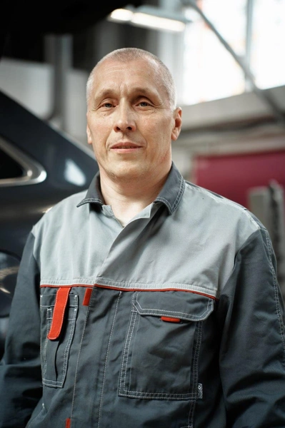 Автомеханик-рихтовщик Дмитрий Плохотников, работает в «Дина-Моторс» с 2003 года. Восстанавливает детали кузова | Источник: «Дина-Моторс»