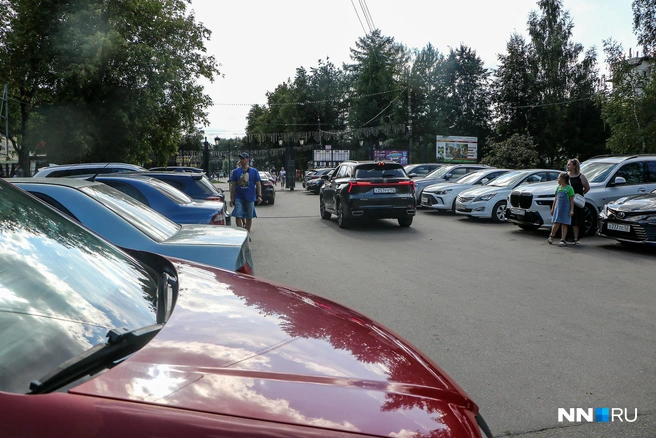 Припарковаться есть где, но чтобы встать рядом с главным входом, придется постараться | Источник: Наталья Бурухина / NN.RU