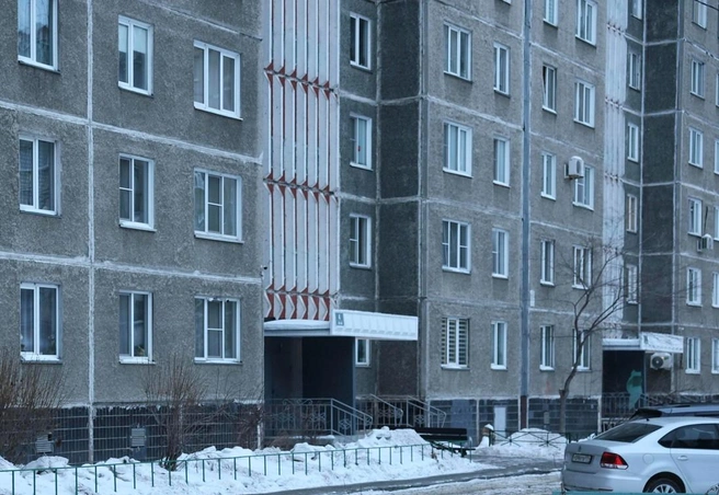 Объявления появляются на подъездах многоэтажек, шанс, что все соседи там друг друга знают, ничтожен | Источник: Михаил Шилкин