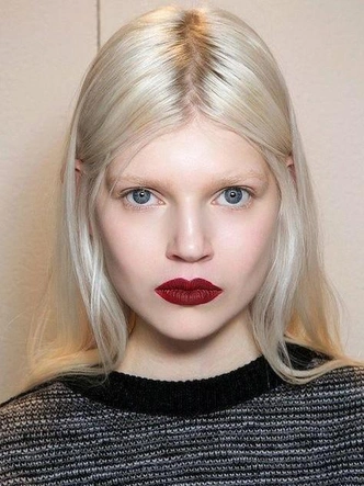 Как повторить «Cherry Red Makeup»: главный хит зимы 2025