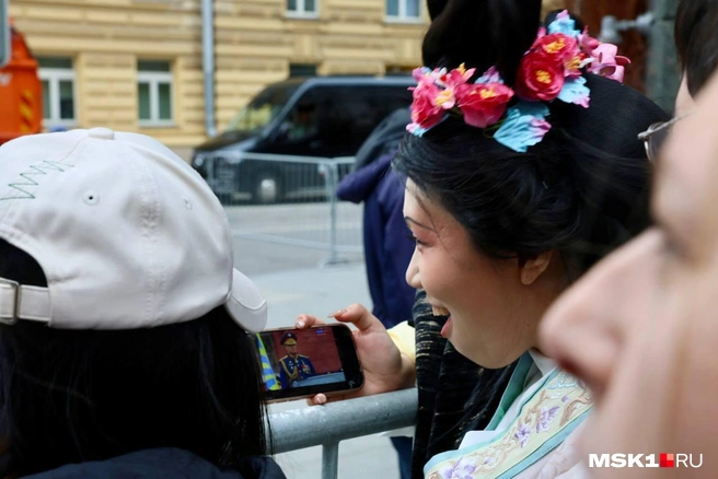 Многие туристы следили за официальной частью парада с телефонов | Источник: Артем Устюжанин / MSK1.RU