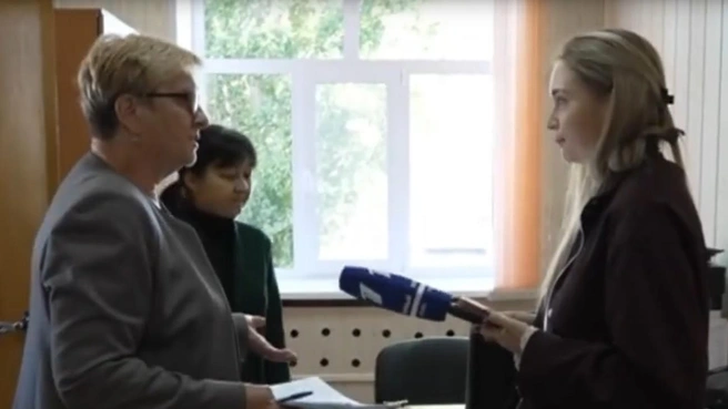 Чиновница из Башкирии пряталась от журналистов с Первого канала | Источник: «Мужское и женское» / Первый канал